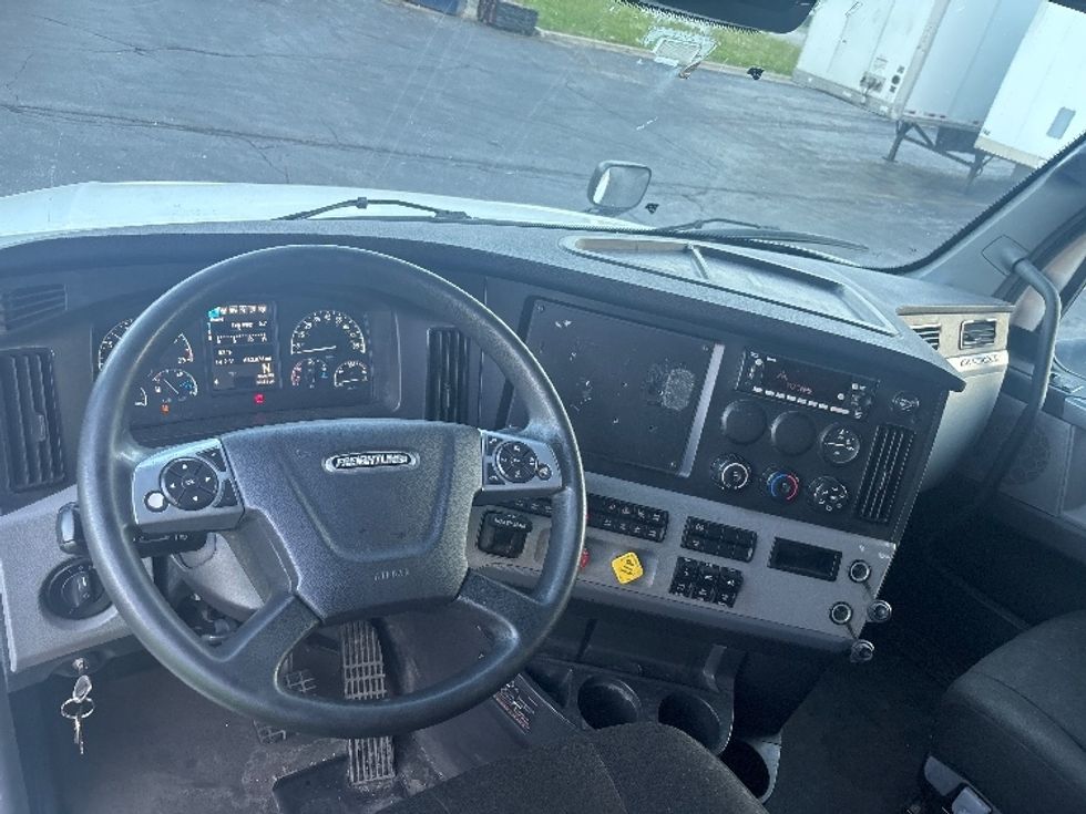 Sleeper Tractor-Heavy Duty Tractors-Freightliner-2022-T12664ST-Sturtevant-WI-683,876\n\t\tmiles-$ 53,750 - Image 11