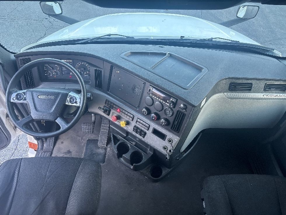 Sleeper Tractor-Heavy Duty Tractors-Freightliner-2022-T12664ST-Sturtevant-WI-683,876\n\t\tmiles-$ 53,750 - Image 12