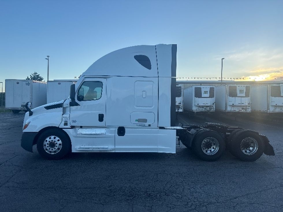 Sleeper Tractor-Heavy Duty Tractors-Freightliner-2022-T12664ST-Sturtevant-WI-683,876\n\t\tmiles-$ 53,750 - Image 4