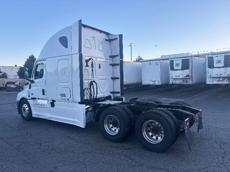 Sleeper Tractor-Heavy Duty Tractors-Freightliner-2022-T12664ST-Sturtevant-WI-683,876\n\t\tmiles-$ 53,750 - Image 5