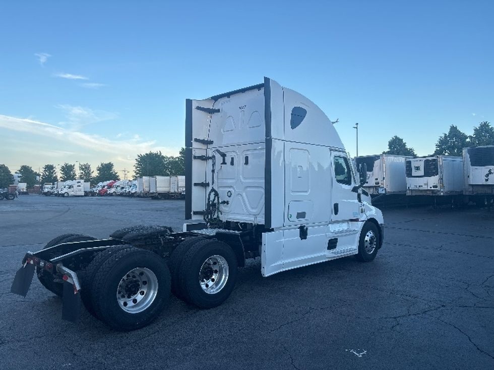 Sleeper Tractor-Heavy Duty Tractors-Freightliner-2022-T12664ST-Sturtevant-WI-683,876\n\t\tmiles-$ 53,750 - Image 7