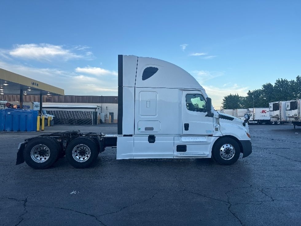 Sleeper Tractor-Heavy Duty Tractors-Freightliner-2022-T12664ST-Sturtevant-WI-683,876\n\t\tmiles-$ 53,750 - Image 8