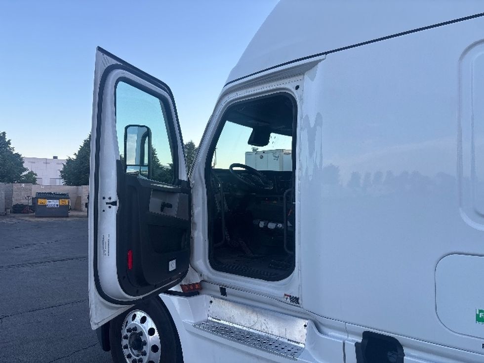 Sleeper Tractor-Heavy Duty Tractors-Freightliner-2022-T12664ST-Sturtevant-WI-683,876\n\t\tmiles-$ 53,750 - Image 9