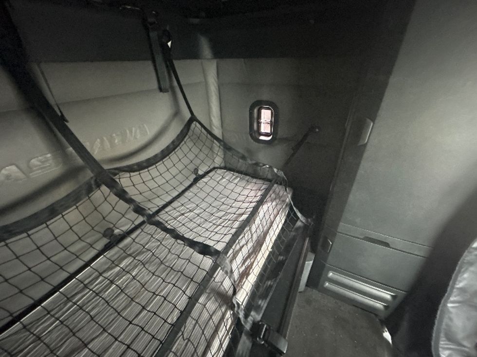 Sleeper Tractor-Heavy Duty Tractors-Freightliner-2022-T12664ST-Sturtevant-WI-704,759\n\t\tmiles-$ 52,750 - Image 17