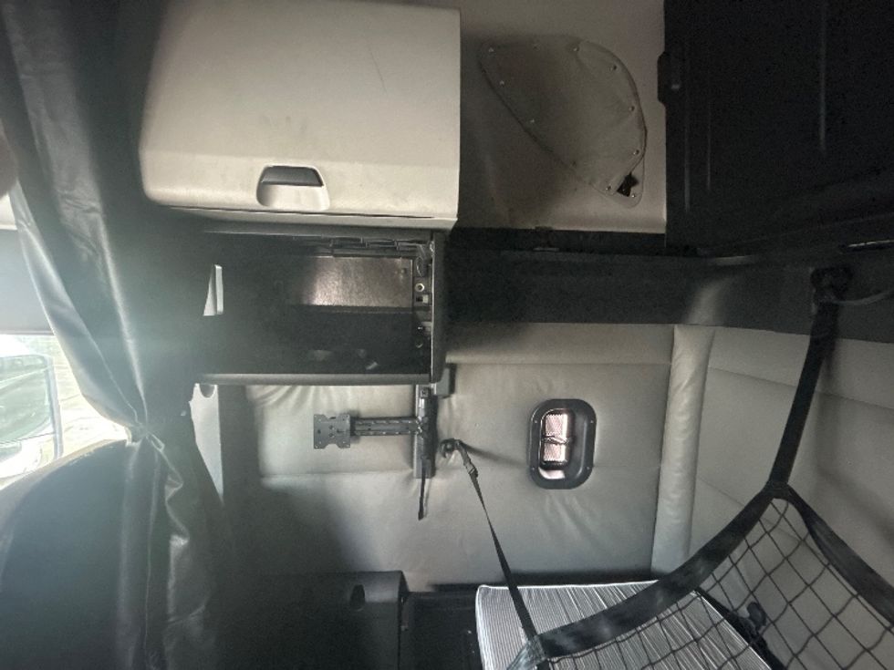 Sleeper Tractor-Heavy Duty Tractors-Freightliner-2022-T12664ST-Sturtevant-WI-704,759\n\t\tmiles-$ 52,750 - Image 19