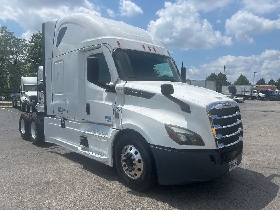 Sleeper Tractor-Heavy Duty Tractors-Freightliner-2022-T12664ST-Sturtevant-WI-747,478\n\t\tmiles-$ 50,750 - Image 1