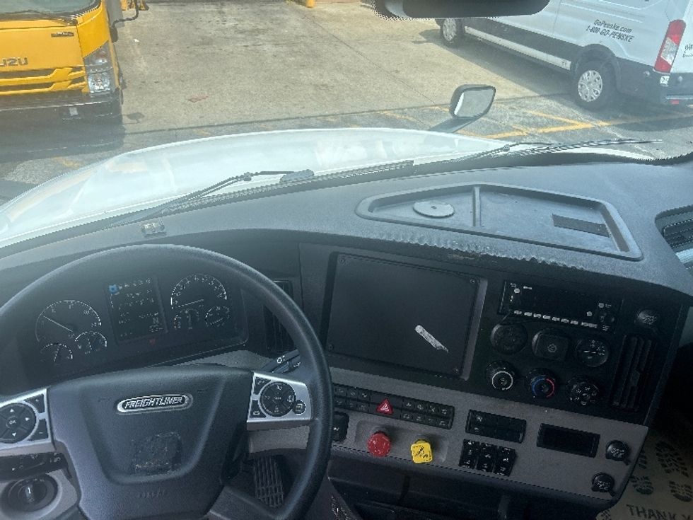 Sleeper Tractor-Heavy Duty Tractors-Freightliner-2022-T12664ST-Sturtevant-WI-747,478\n\t\tmiles-$ 50,750 - Image 10