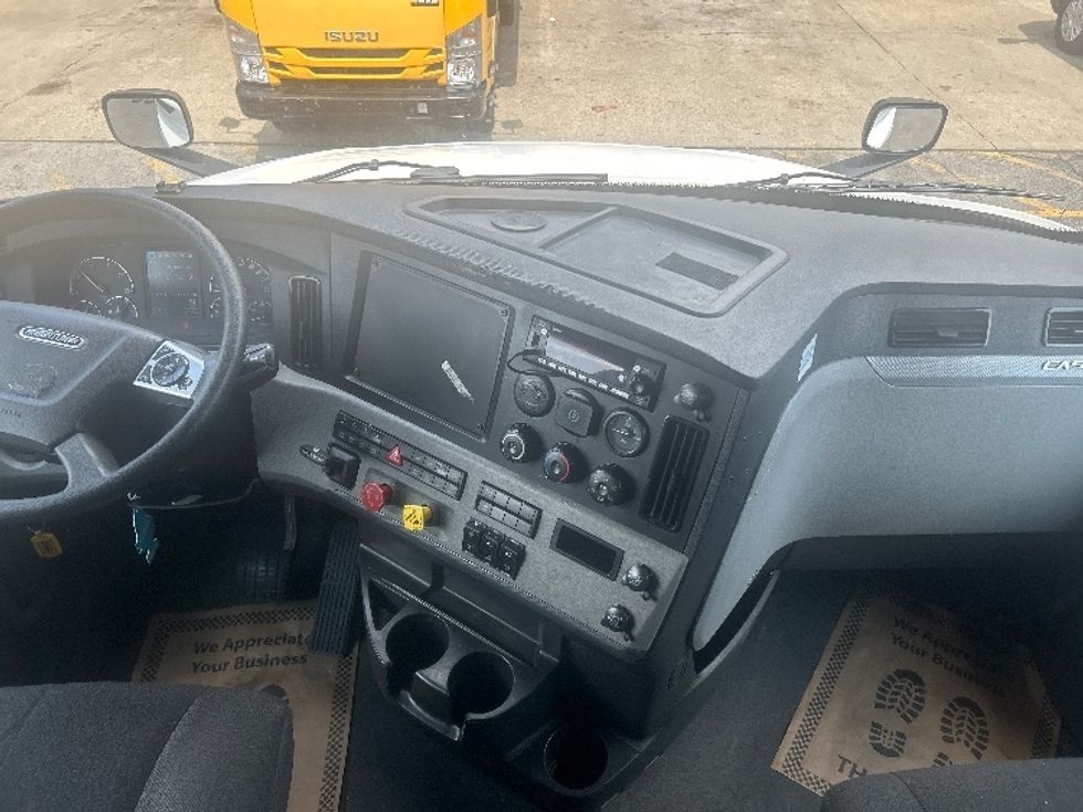 Sleeper Tractor-Heavy Duty Tractors-Freightliner-2022-T12664ST-Sturtevant-WI-747,478\n\t\tmiles-$ 50,750 - Image 12