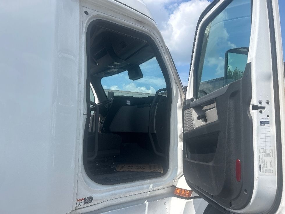 Sleeper Tractor-Heavy Duty Tractors-Freightliner-2022-T12664ST-Sturtevant-WI-747,478\n\t\tmiles-$ 50,750 - Image 13