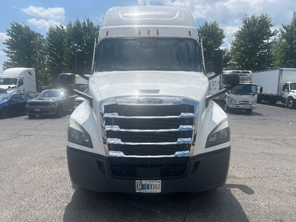 Sleeper Tractor-Heavy Duty Tractors-Freightliner-2022-T12664ST-Sturtevant-WI-747,478\n\t\tmiles-$ 50,750 - Image 2