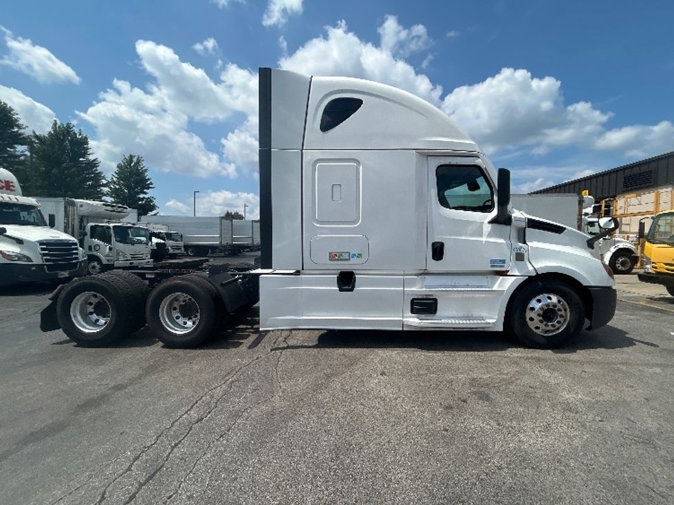 Sleeper Tractor-Heavy Duty Tractors-Freightliner-2022-T12664ST-Sturtevant-WI-747,478\n\t\tmiles-$ 50,750 - Image 8