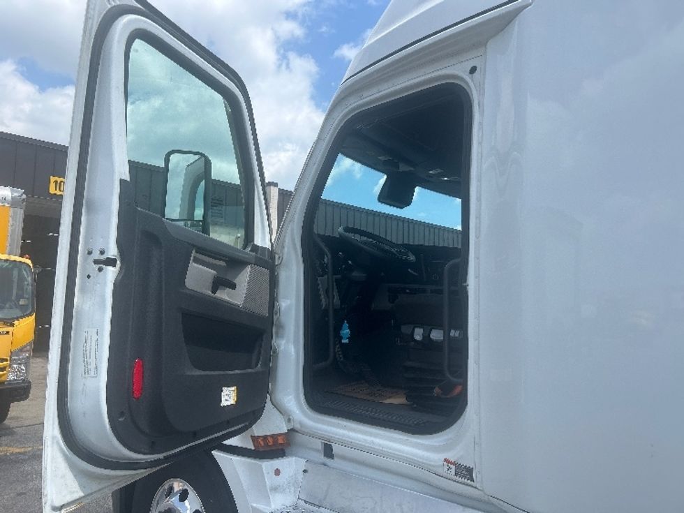 Sleeper Tractor-Heavy Duty Tractors-Freightliner-2022-T12664ST-Sturtevant-WI-747,478\n\t\tmiles-$ 50,750 - Image 9