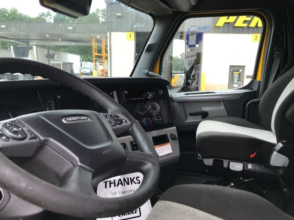 Sleeper Tractor-Heavy Duty Tractors-Freightliner-2022-T12664ST-Suffolk-VA-655,564\n\t\tmiles-$ 51,500 - Image 10