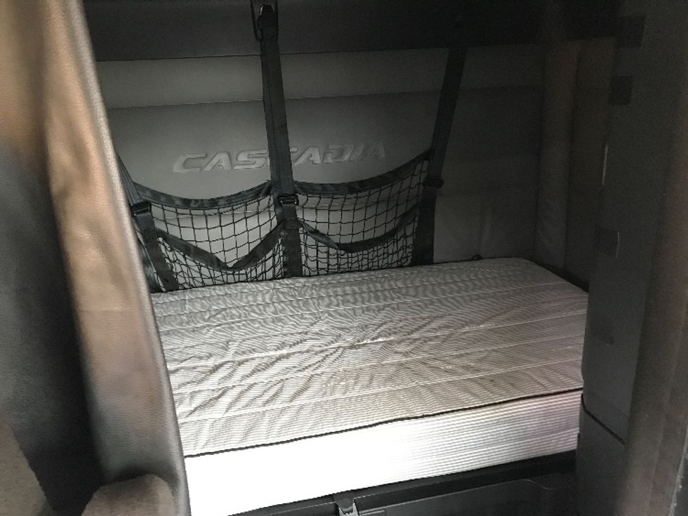 Sleeper Tractor-Heavy Duty Tractors-Freightliner-2022-T12664ST-Suffolk-VA-655,564\n\t\tmiles-$ 51,500 - Image 16