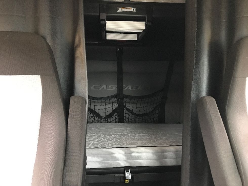 Sleeper Tractor-Heavy Duty Tractors-Freightliner-2022-T12664ST-Suffolk-VA-655,564\n\t\tmiles-$ 51,500 - Image 17