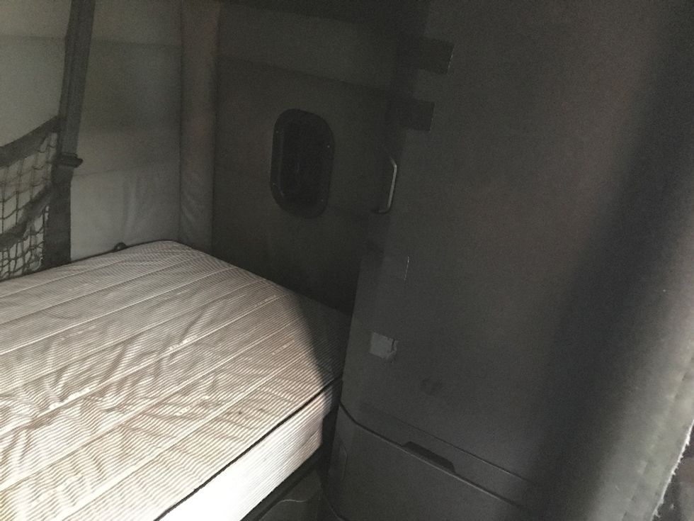 Sleeper Tractor-Heavy Duty Tractors-Freightliner-2022-T12664ST-Suffolk-VA-655,564\n\t\tmiles-$ 51,500 - Image 18