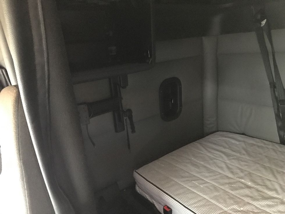 Sleeper Tractor-Heavy Duty Tractors-Freightliner-2022-T12664ST-Suffolk-VA-655,564\n\t\tmiles-$ 51,500 - Image 19