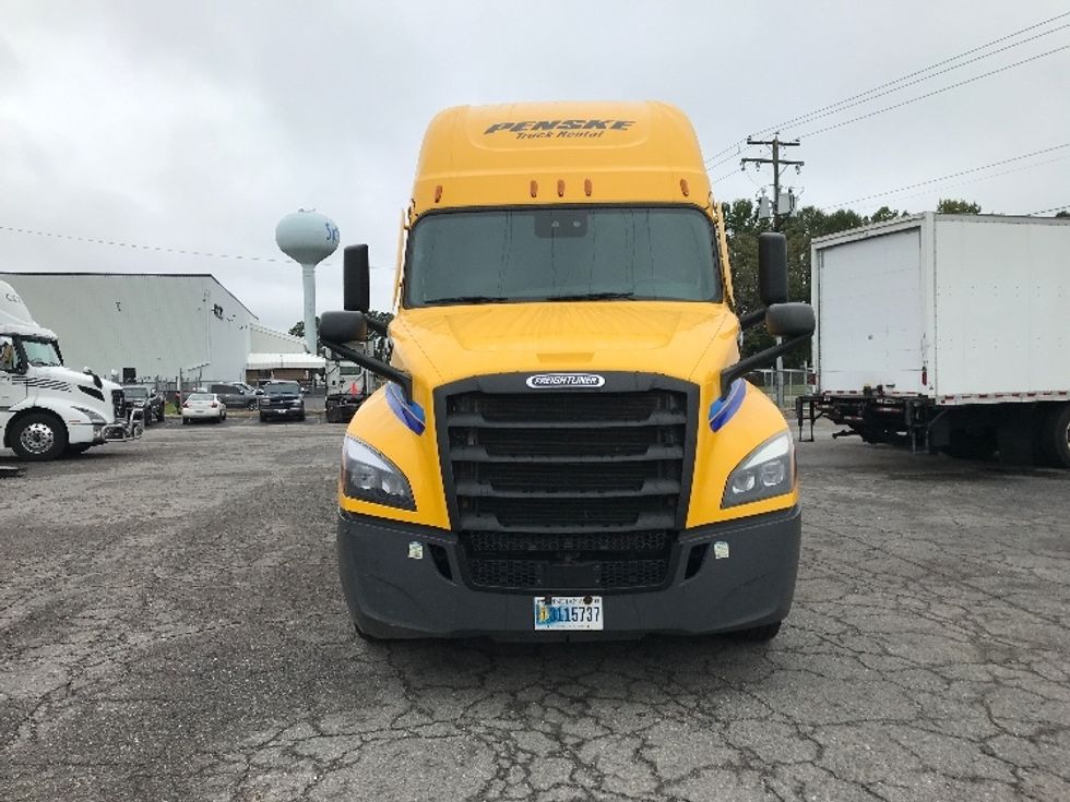 Sleeper Tractor-Heavy Duty Tractors-Freightliner-2022-T12664ST-Suffolk-VA-655,564\n\t\tmiles-$ 51,500 - Image 2