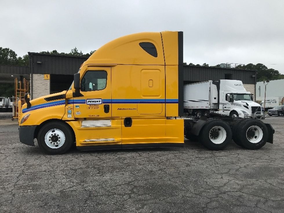 Sleeper Tractor-Heavy Duty Tractors-Freightliner-2022-T12664ST-Suffolk-VA-655,564\n\t\tmiles-$ 51,500 - Image 4