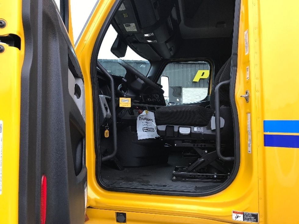 Sleeper Tractor-Heavy Duty Tractors-Freightliner-2022-T12664ST-Suffolk-VA-655,564\n\t\tmiles-$ 51,500 - Image 9