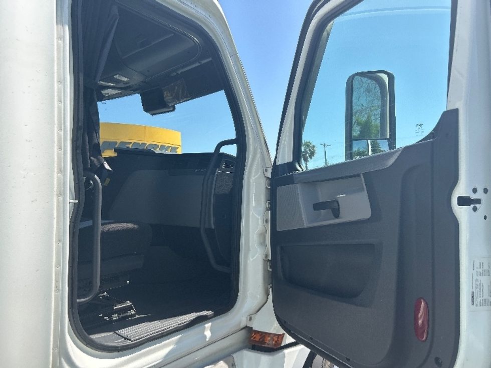 Sleeper Tractor-Heavy Duty Tractors-Freightliner-2022-T12664ST-Sun Valley-CA-349,197\n\t\tmiles-$ 96,500 - Image 13