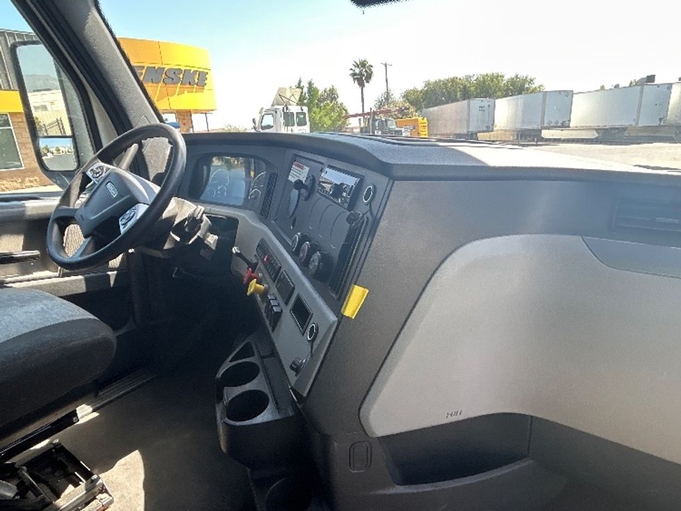 Sleeper Tractor-Heavy Duty Tractors-Freightliner-2022-T12664ST-Sun Valley-CA-349,197\n\t\tmiles-$ 96,500 - Image 15