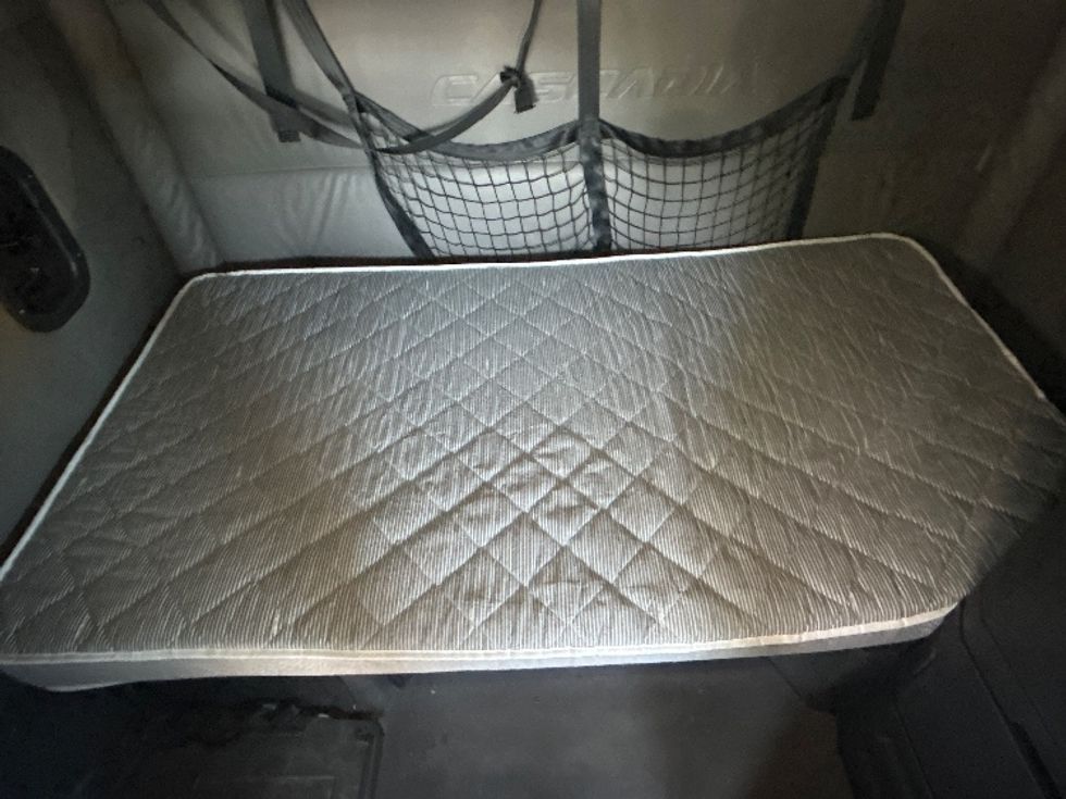 Sleeper Tractor-Heavy Duty Tractors-Freightliner-2022-T12664ST-Sun Valley-CA-349,197\n\t\tmiles-$ 96,500 - Image 17