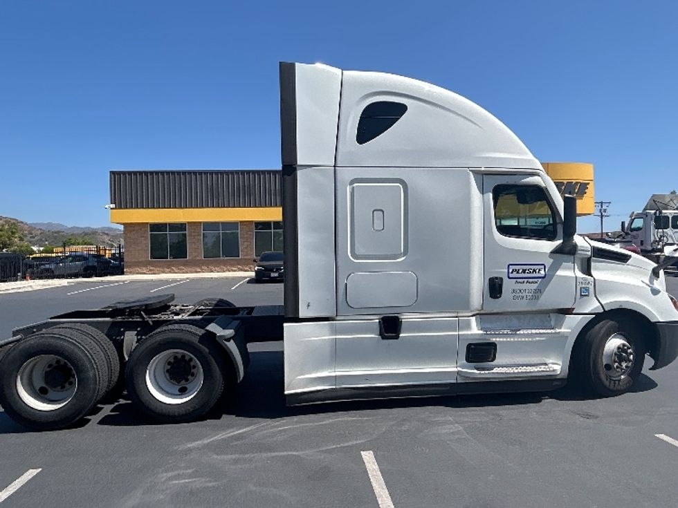 Sleeper Tractor-Heavy Duty Tractors-Freightliner-2022-T12664ST-Sun Valley-CA-349,197\n\t\tmiles-$ 96,500 - Image 8