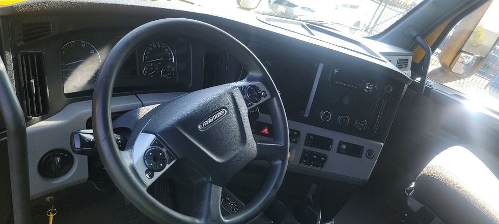 Sleeper Tractor-Heavy Duty Tractors-Freightliner-2022-T12664ST-Sun Valley-CA-455,408\n\t\tmiles-$ 78,500 - Image 10