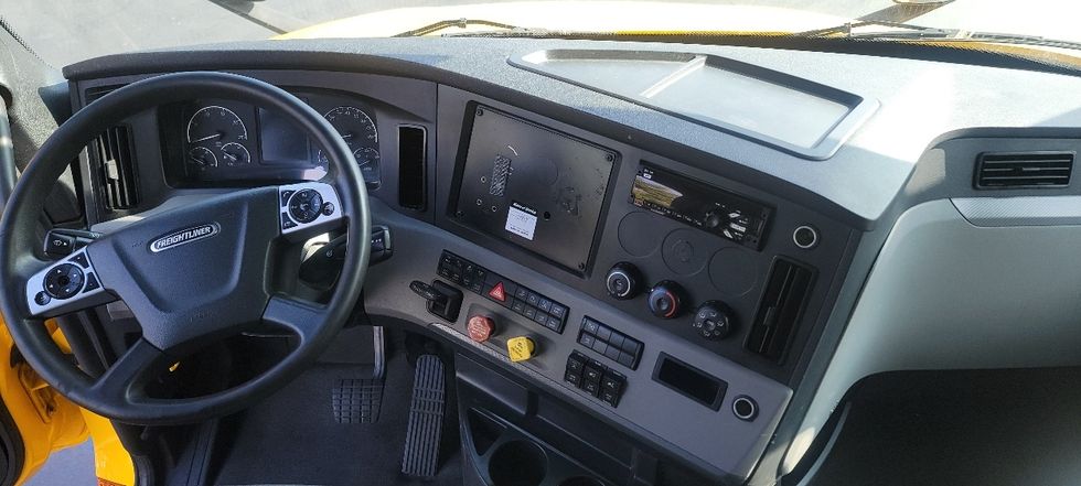 Sleeper Tractor-Heavy Duty Tractors-Freightliner-2022-T12664ST-Sun Valley-CA-455,408\n\t\tmiles-$ 78,500 - Image 11