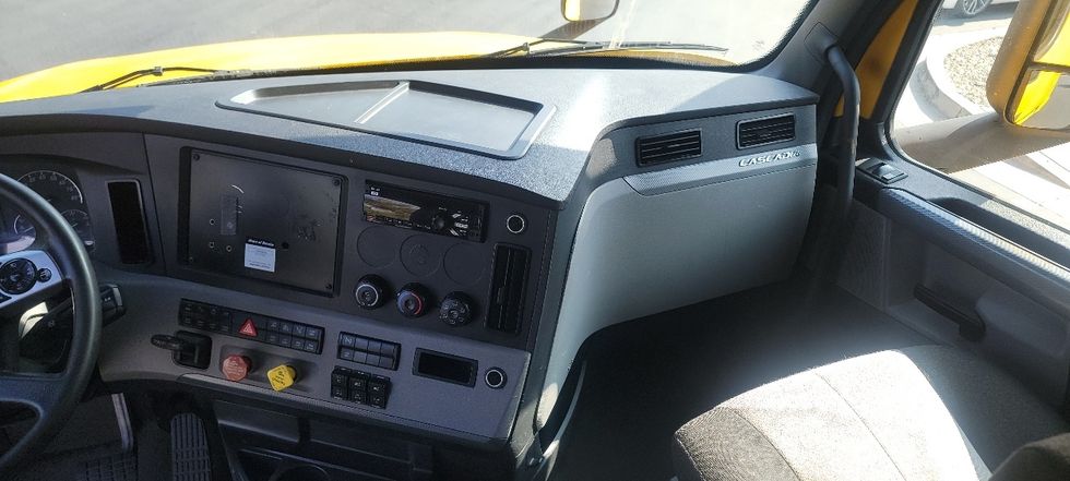 Sleeper Tractor-Heavy Duty Tractors-Freightliner-2022-T12664ST-Sun Valley-CA-455,408\n\t\tmiles-$ 78,500 - Image 12