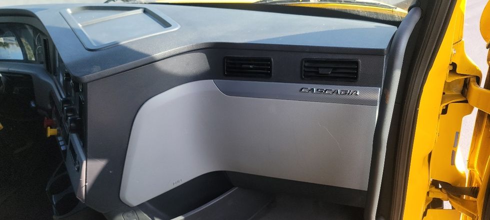 Sleeper Tractor-Heavy Duty Tractors-Freightliner-2022-T12664ST-Sun Valley-CA-455,408\n\t\tmiles-$ 78,500 - Image 14