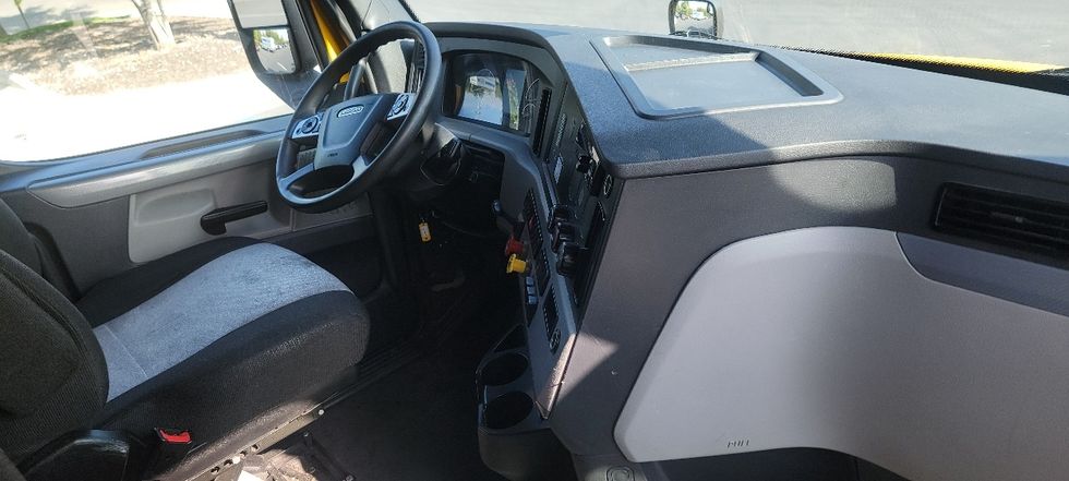 Sleeper Tractor-Heavy Duty Tractors-Freightliner-2022-T12664ST-Sun Valley-CA-455,408\n\t\tmiles-$ 78,500 - Image 15