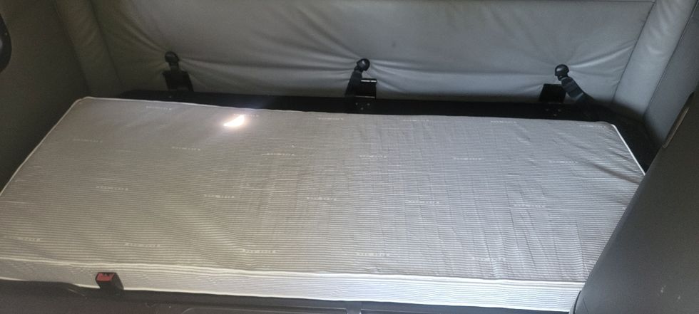 Sleeper Tractor-Heavy Duty Tractors-Freightliner-2022-T12664ST-Sun Valley-CA-455,408\n\t\tmiles-$ 78,500 - Image 17