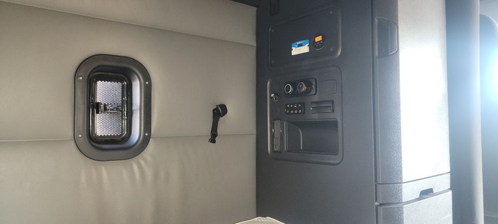 Sleeper Tractor-Heavy Duty Tractors-Freightliner-2022-T12664ST-Sun Valley-CA-455,408\n\t\tmiles-$ 78,500 - Image 18