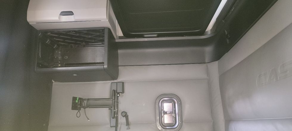 Sleeper Tractor-Heavy Duty Tractors-Freightliner-2022-T12664ST-Sun Valley-CA-455,408\n\t\tmiles-$ 78,500 - Image 19