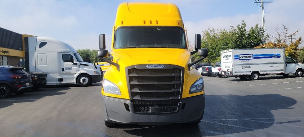 Sleeper Tractor-Heavy Duty Tractors-Freightliner-2022-T12664ST-Sun Valley-CA-455,408\n\t\tmiles-$ 78,500 - Image 2