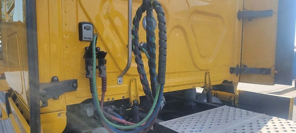 Sleeper Tractor-Heavy Duty Tractors-Freightliner-2022-T12664ST-Sun Valley-CA-455,408\n\t\tmiles-$ 78,500 - Image 23