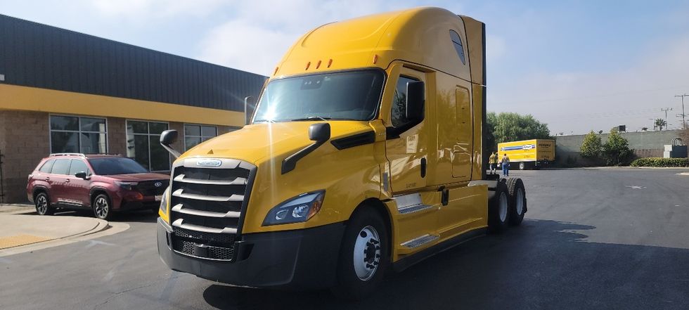 Sleeper Tractor-Heavy Duty Tractors-Freightliner-2022-T12664ST-Sun Valley-CA-455,408\n\t\tmiles-$ 78,500 - Image 3