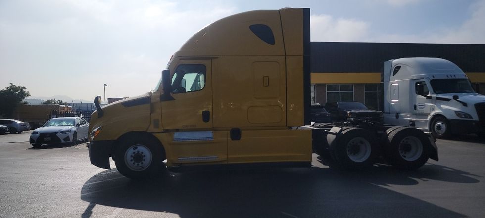 Sleeper Tractor-Heavy Duty Tractors-Freightliner-2022-T12664ST-Sun Valley-CA-455,408\n\t\tmiles-$ 78,500 - Image 4