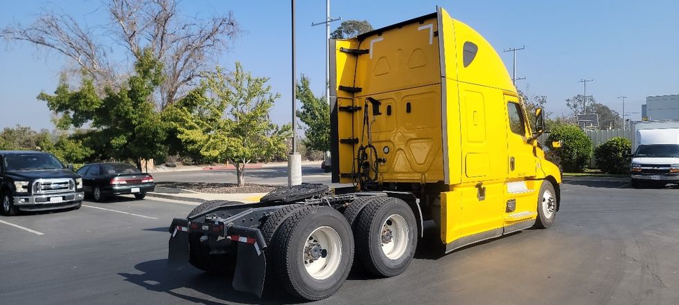 Sleeper Tractor-Heavy Duty Tractors-Freightliner-2022-T12664ST-Sun Valley-CA-455,408\n\t\tmiles-$ 78,500 - Image 7