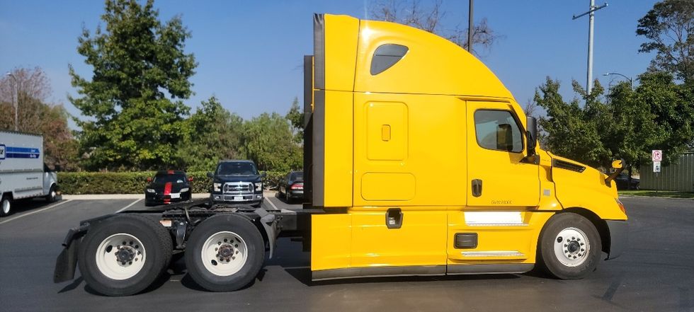 Sleeper Tractor-Heavy Duty Tractors-Freightliner-2022-T12664ST-Sun Valley-CA-455,408\n\t\tmiles-$ 78,500 - Image 8
