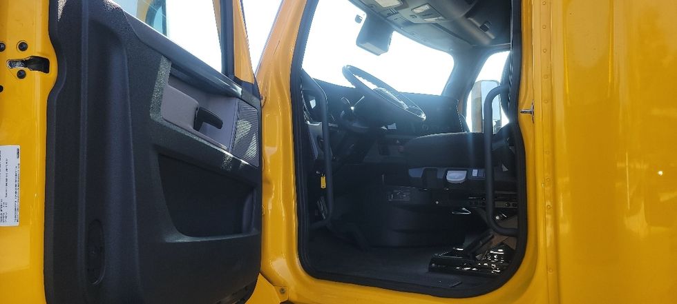 Sleeper Tractor-Heavy Duty Tractors-Freightliner-2022-T12664ST-Sun Valley-CA-455,408\n\t\tmiles-$ 78,500 - Image 9