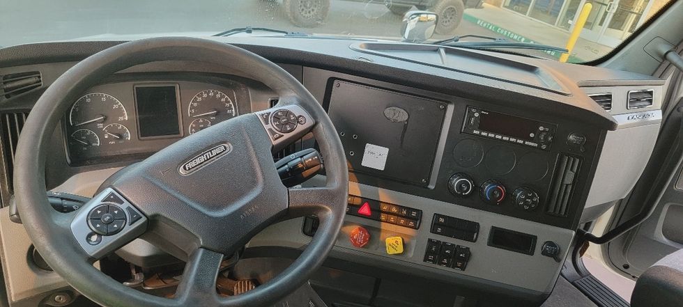 Sleeper Tractor-Heavy Duty Tractors-Freightliner-2022-T12664ST-Sun Valley-CA-569,654\n\t\tmiles-$ 80,000 - Image 11
