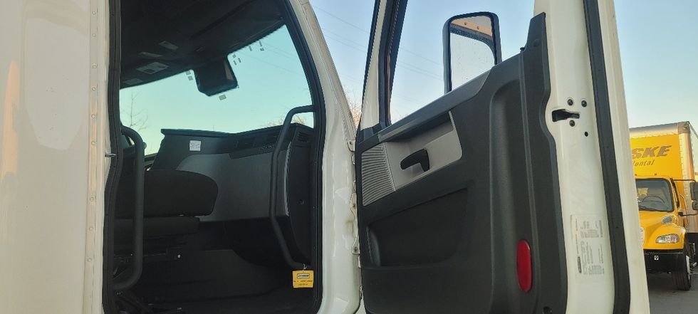 Sleeper Tractor-Heavy Duty Tractors-Freightliner-2022-T12664ST-Sun Valley-CA-569,654\n\t\tmiles-$ 80,000 - Image 12