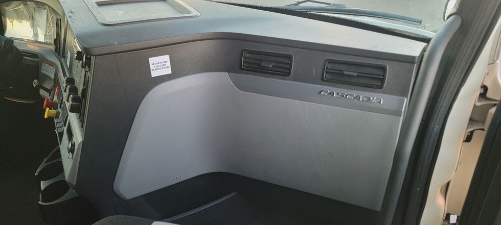 Sleeper Tractor-Heavy Duty Tractors-Freightliner-2022-T12664ST-Sun Valley-CA-569,654\n\t\tmiles-$ 80,000 - Image 13