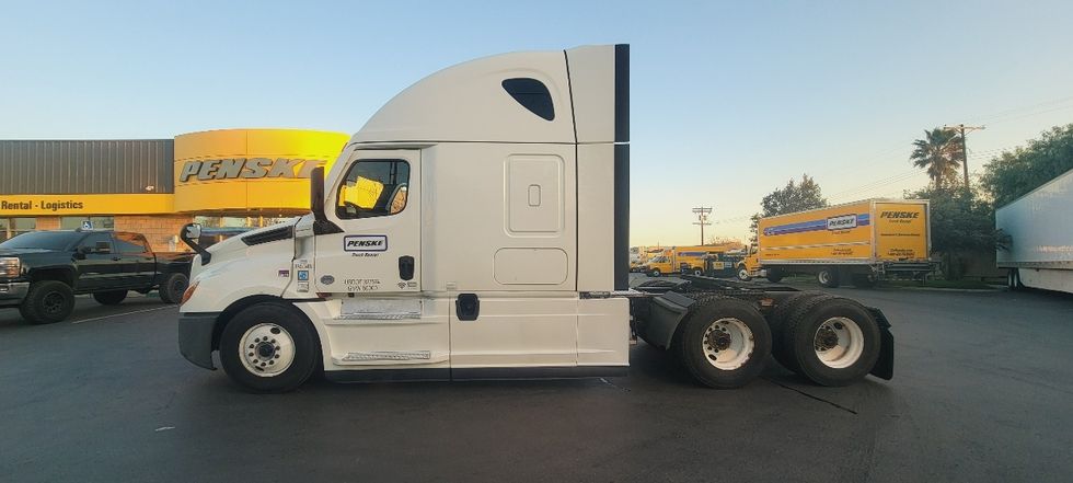 Sleeper Tractor-Heavy Duty Tractors-Freightliner-2022-T12664ST-Sun Valley-CA-569,654\n\t\tmiles-$ 80,000 - Image 4