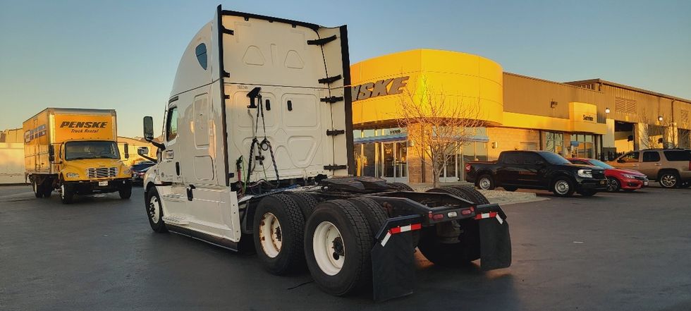 Sleeper Tractor-Heavy Duty Tractors-Freightliner-2022-T12664ST-Sun Valley-CA-569,654\n\t\tmiles-$ 80,000 - Image 5