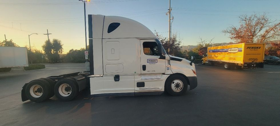 Sleeper Tractor-Heavy Duty Tractors-Freightliner-2022-T12664ST-Sun Valley-CA-569,654\n\t\tmiles-$ 80,000 - Image 8