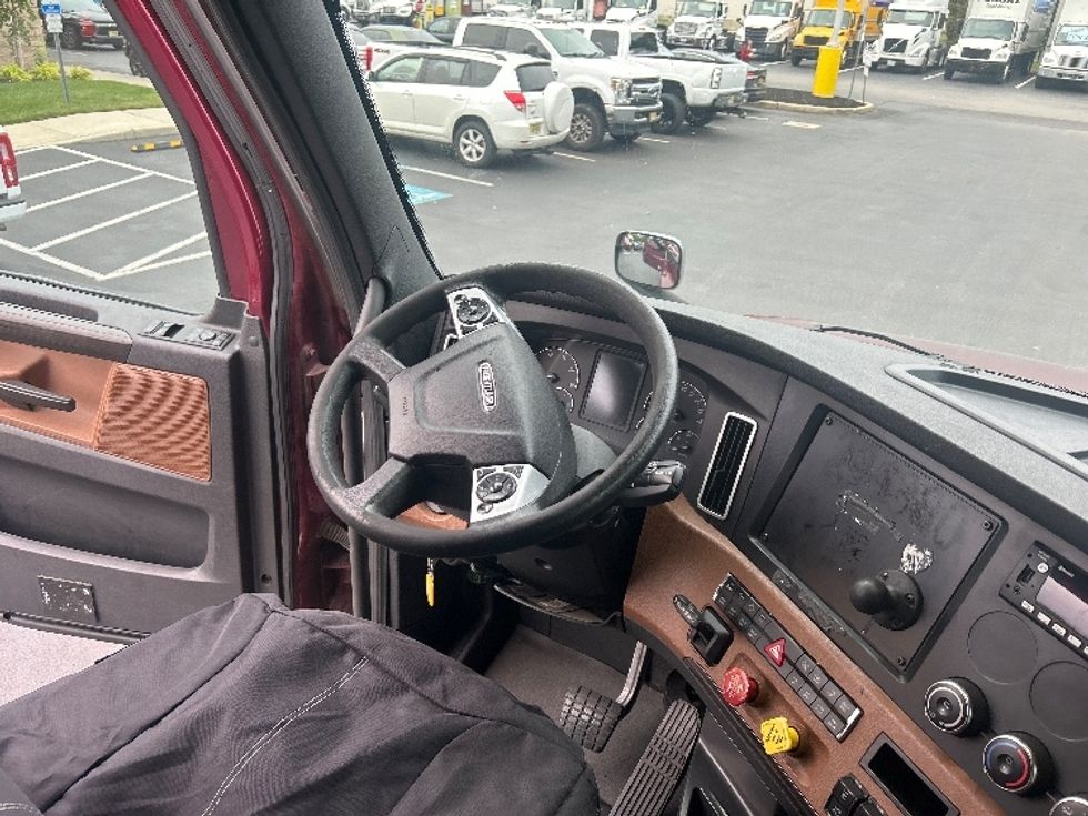 Sleeper Tractor-Heavy Duty Tractors-Freightliner-2022-T12664ST-Swedesboro-NJ-390,302\n\t\tmiles-$ 77,250 - Image 11